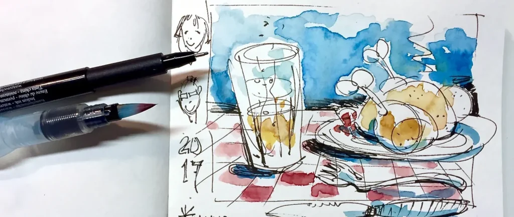 Skizze eines gedeckten Tisches mit Brathähnchen und Getränk, daneben Aquarellpinsel, vermittelt Zeichen- und Sketch-Techniken im Kurs "Ganz einfach Zeichnen lernen!" in Betzigau